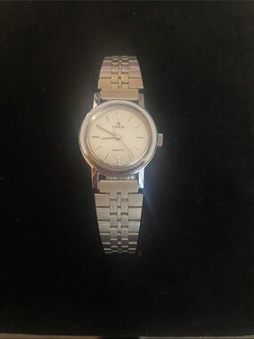 Vintage Lorus Wristwatch silver tone! Runs great, gorgeous!
